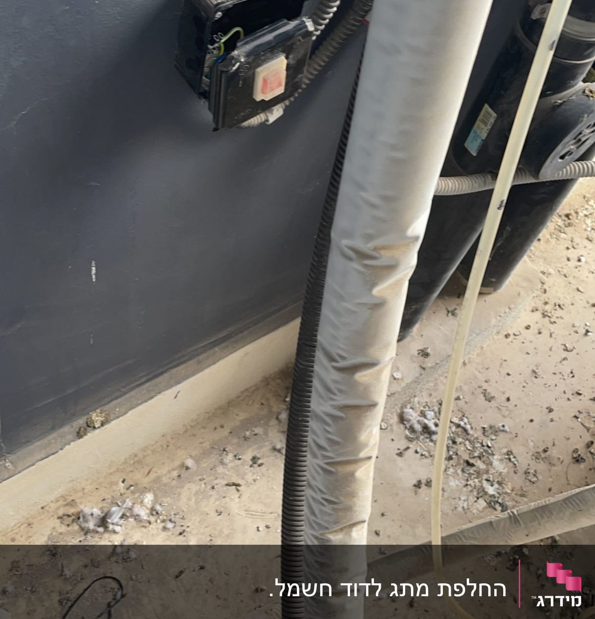 תיבת חשמל פתוחה עם חוטים חשופים וקופסת חיבורים